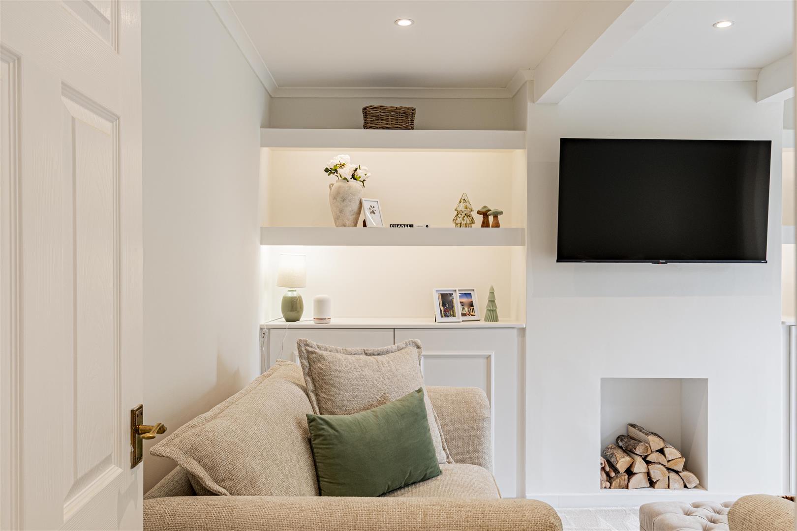 Semi-Detached House Photo 2
