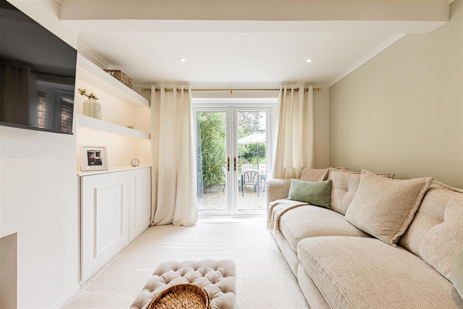 Semi-Detached House Photo 3