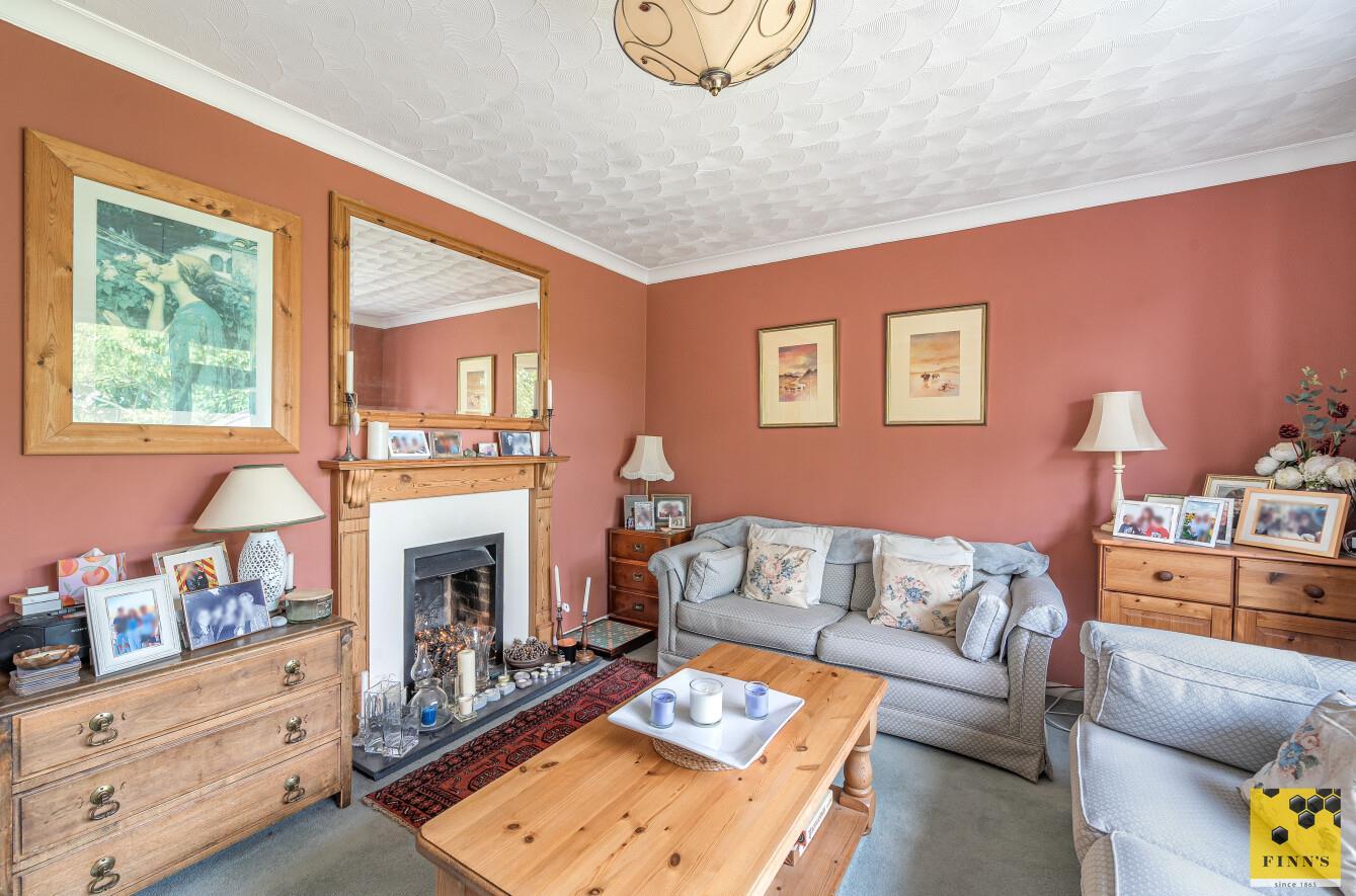 Semi-Detached Bungalow Photo 2