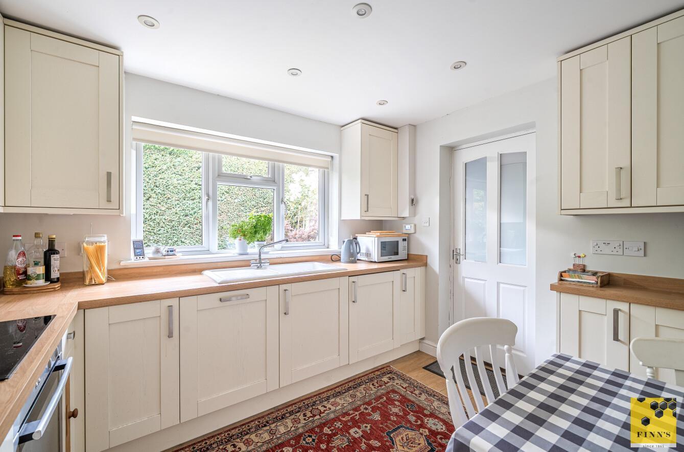 Semi-Detached Bungalow Photo 3