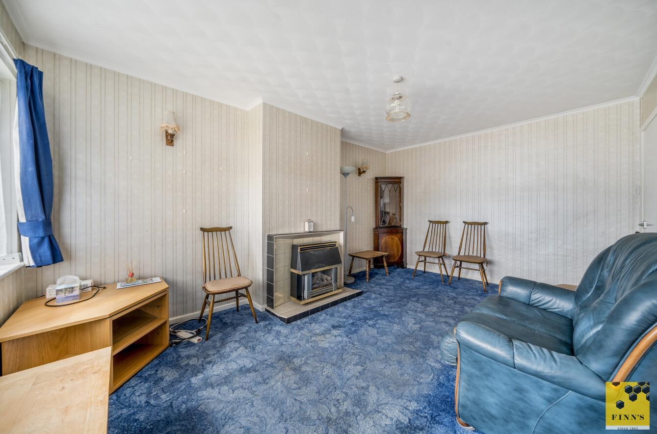 Semi-Detached Bungalow Photo 2