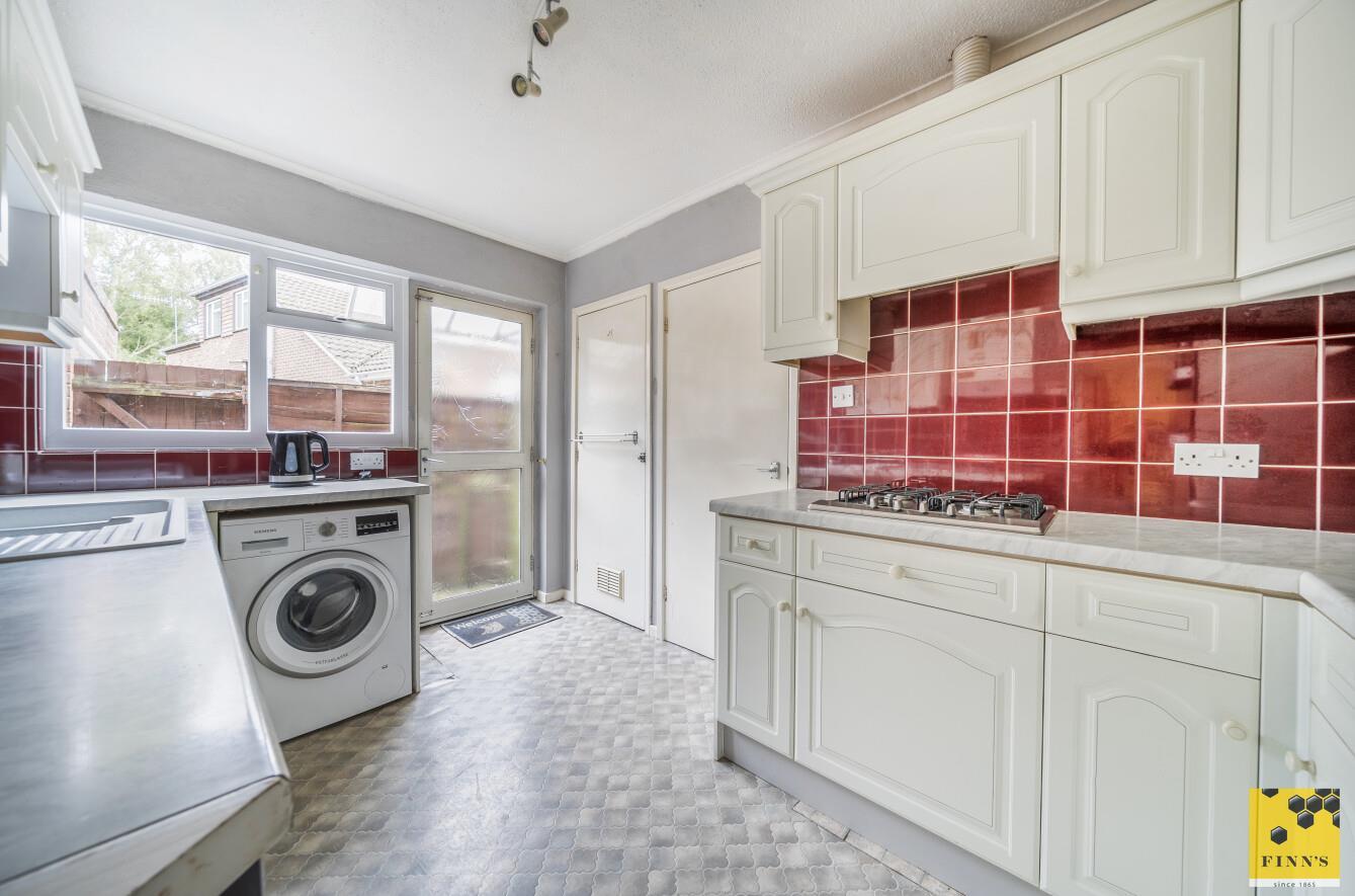 Semi-Detached Bungalow Photo 3