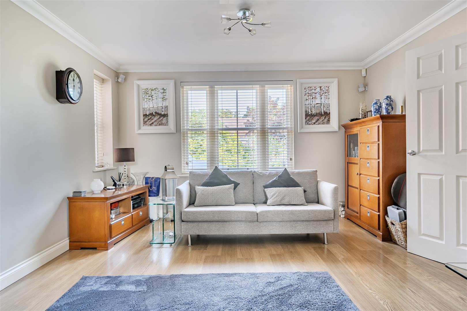 Detached House Photo 2