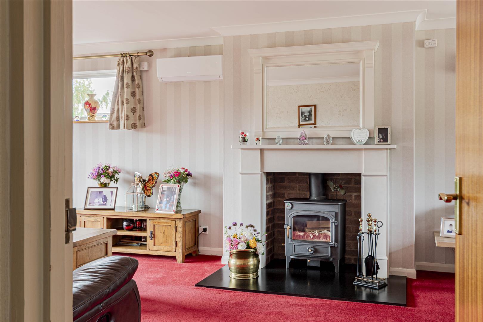 Detached Bungalow Photo 3