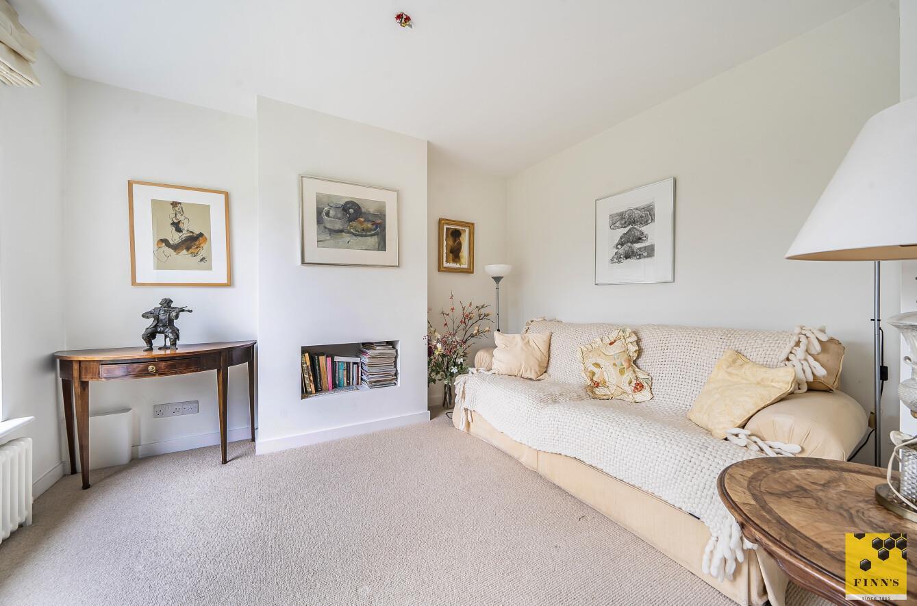 Detached House Photo 2