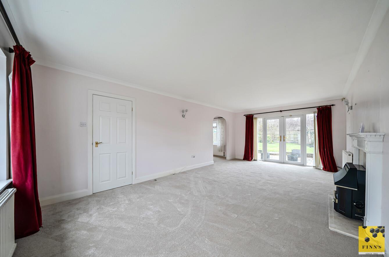 Detached House Photo 2