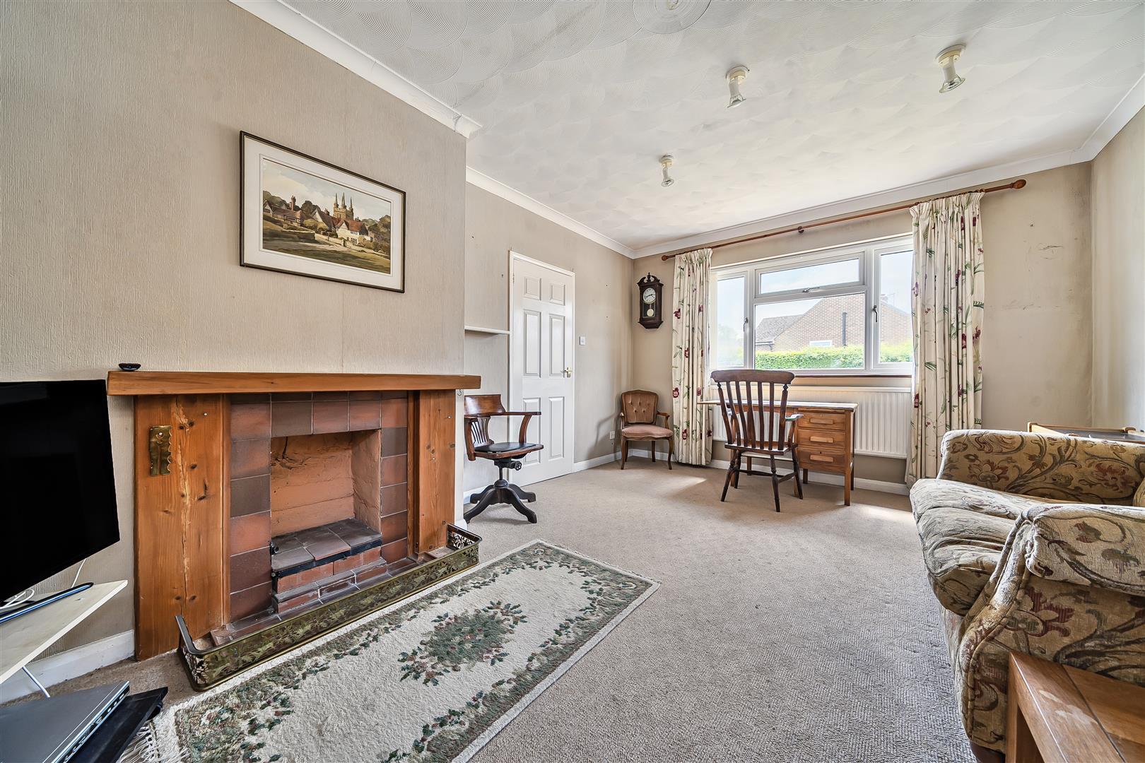 Semi-Detached Bungalow Photo 2
