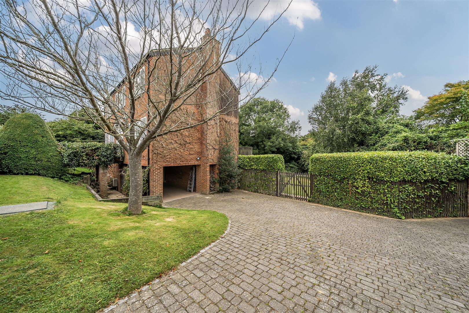 Detached House Photo 1