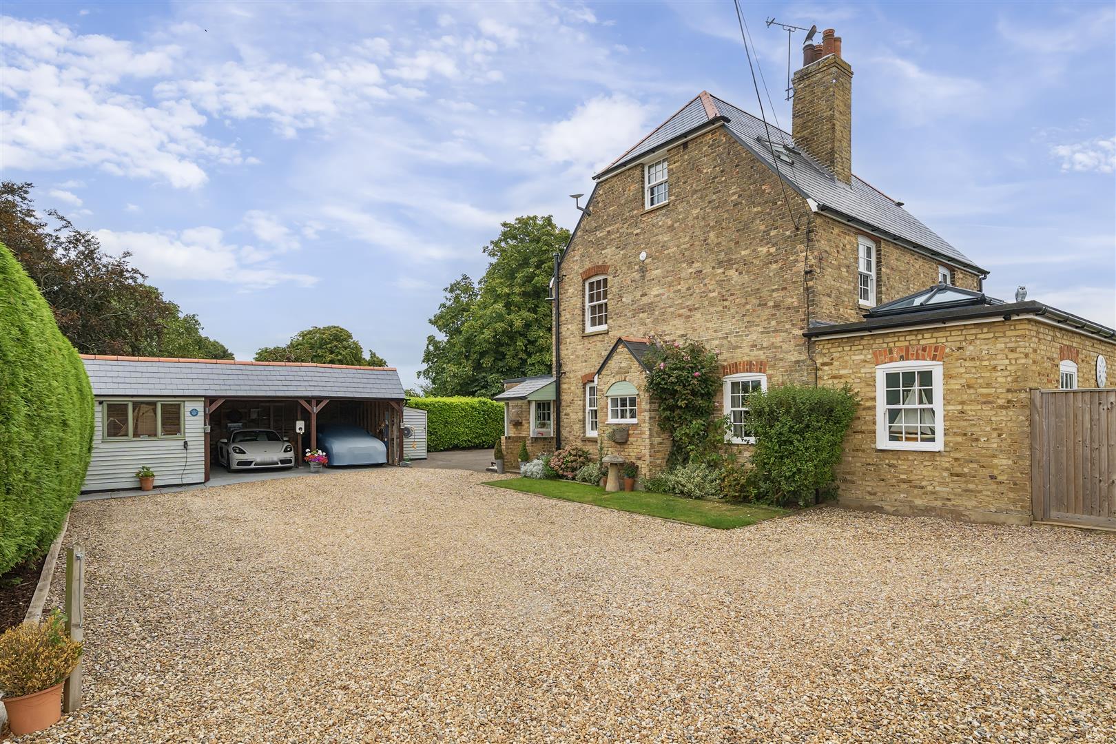 Detached House Photo 2