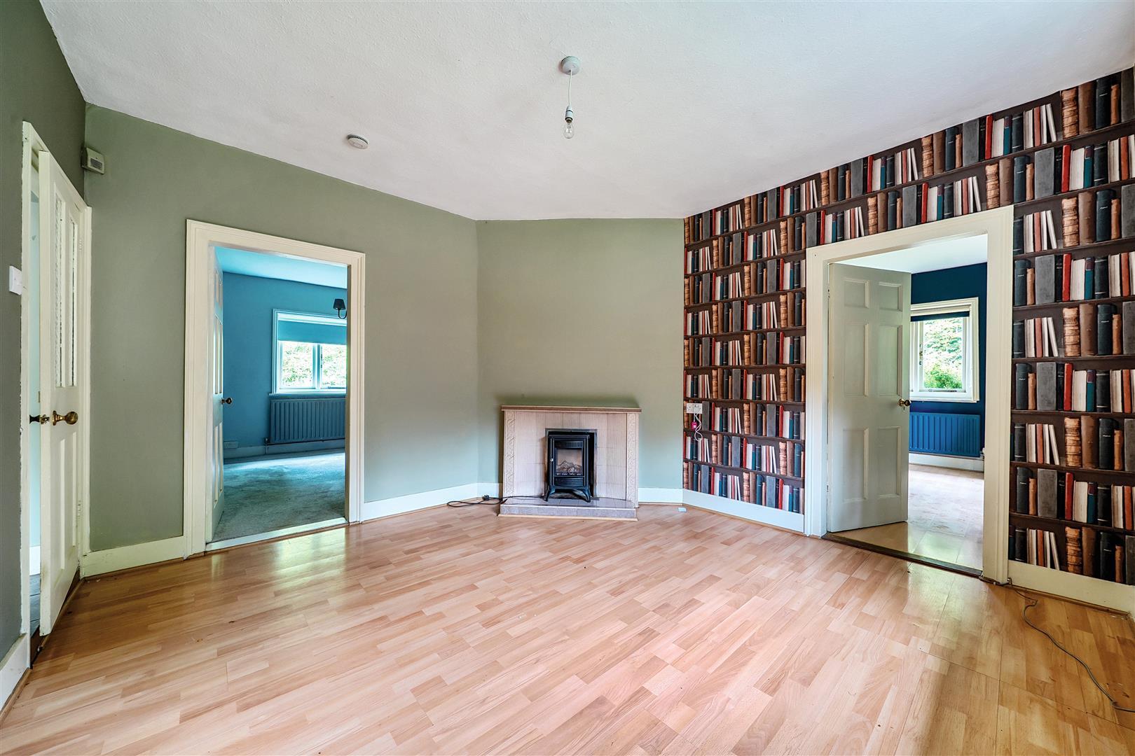 Detached Bungalow Photo 3