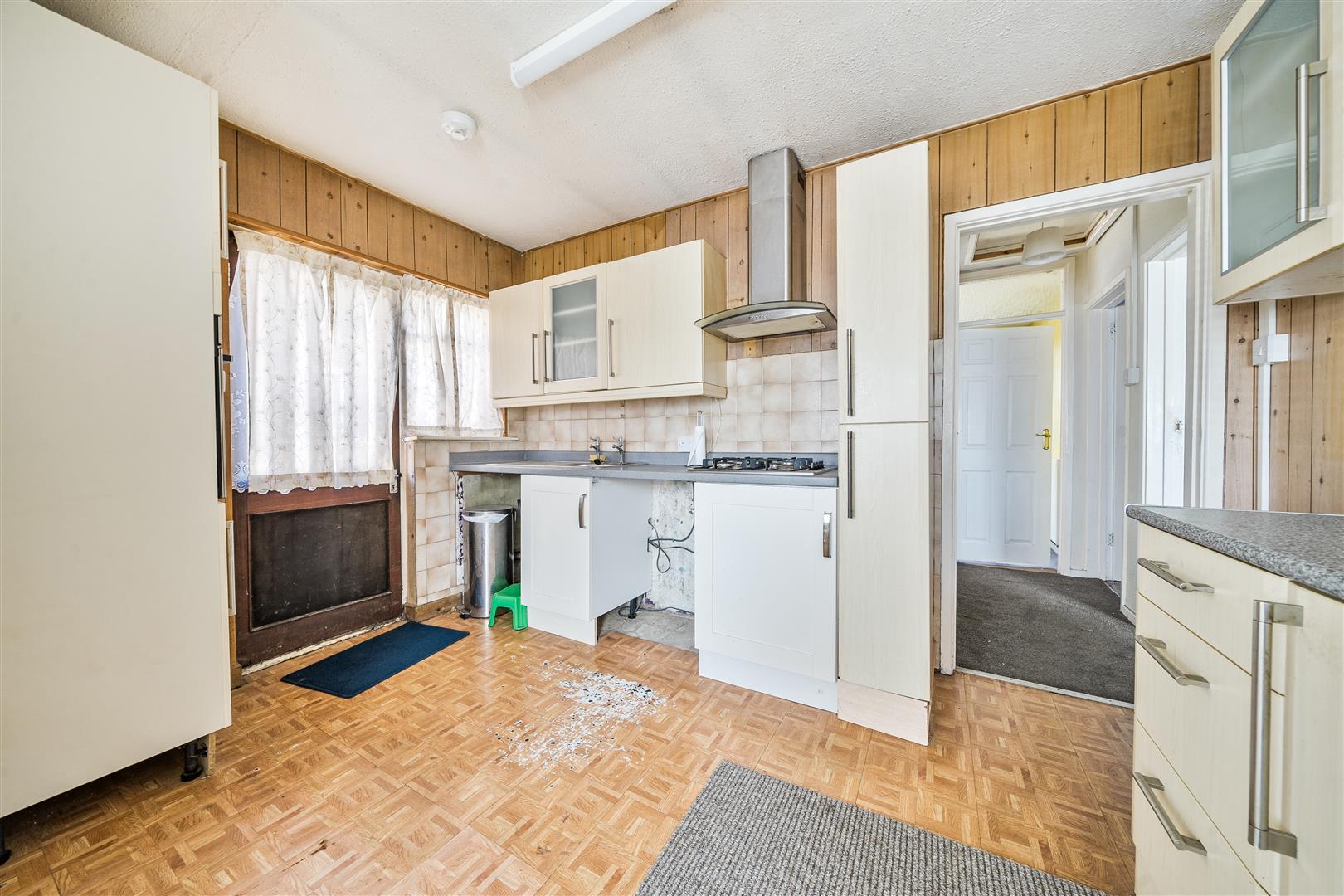 Semi-Detached Bungalow Photo 3