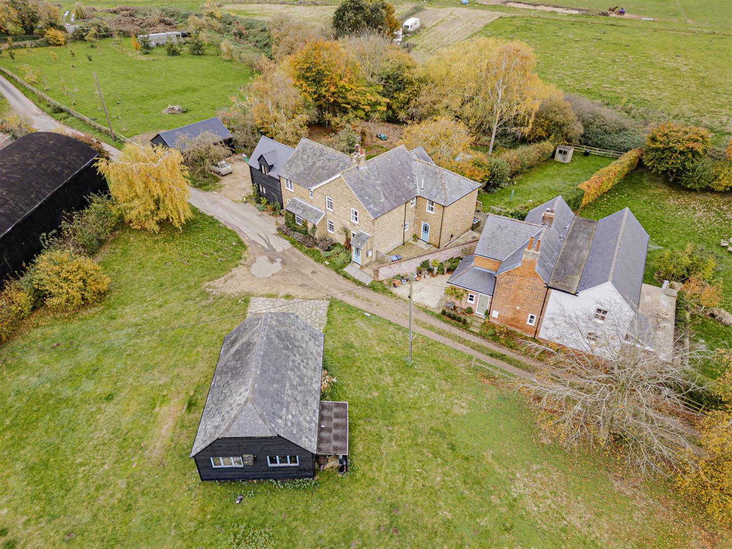 Semi-Detached House Photo 3