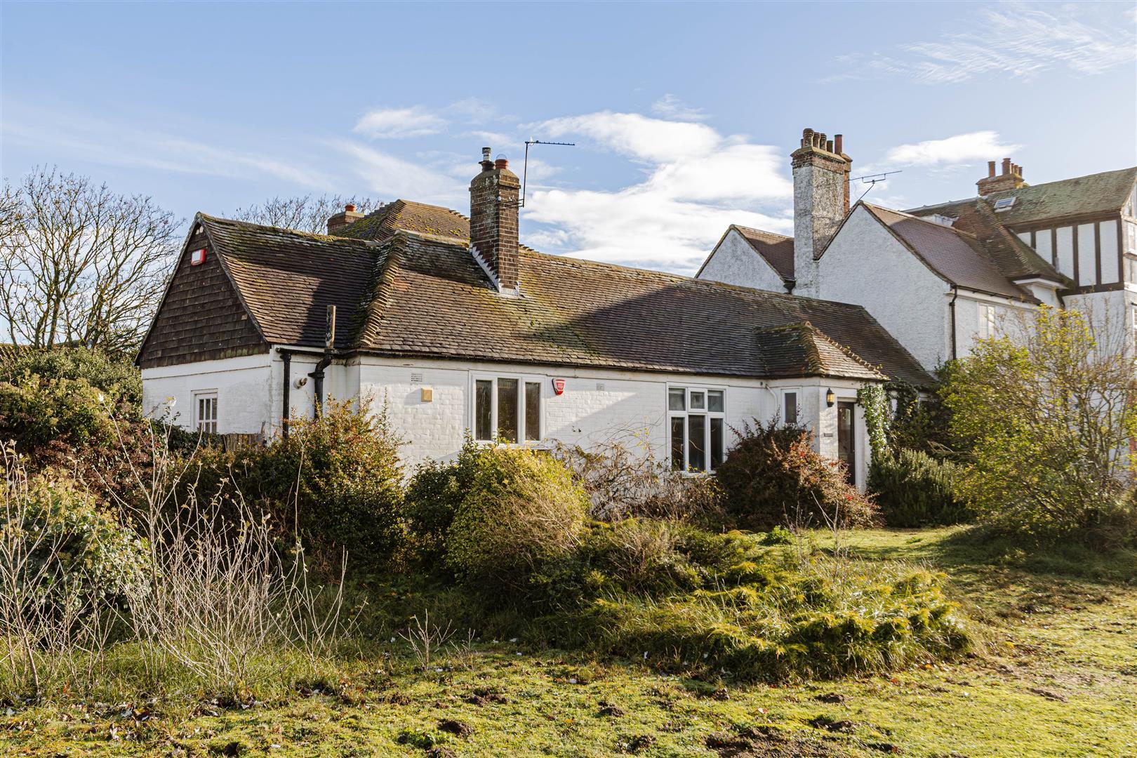 Semi-Detached Bungalow Photo 2