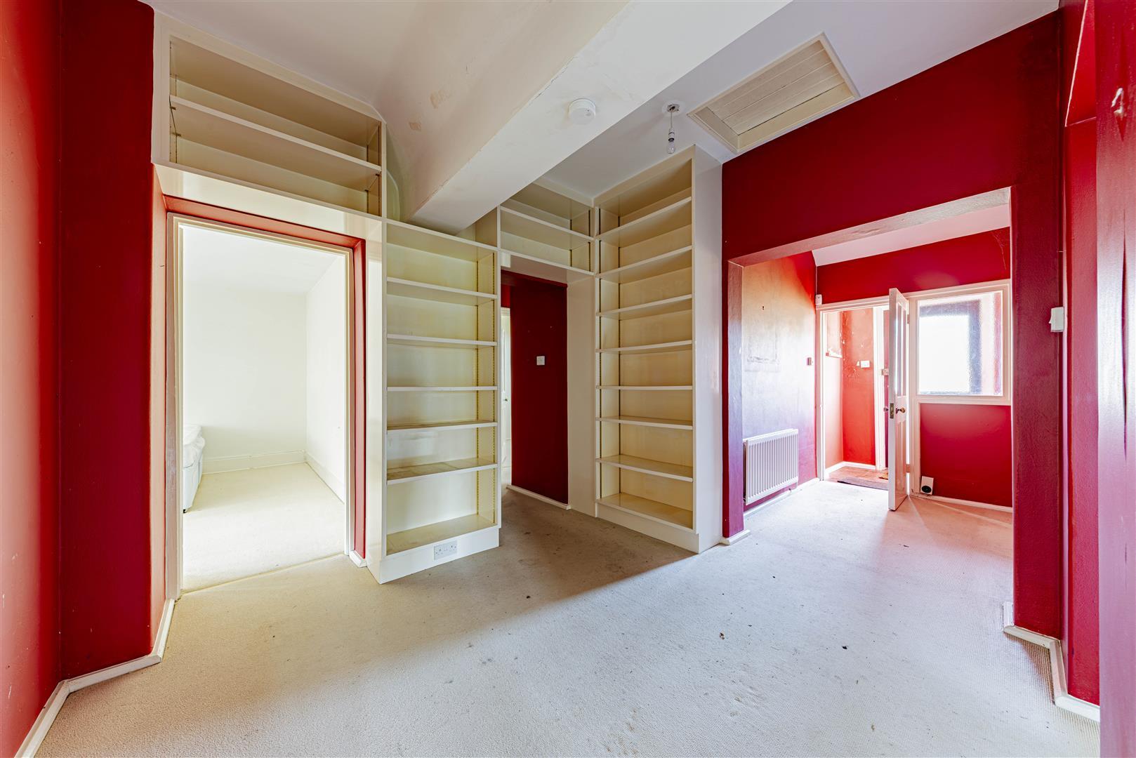 Semi-Detached Bungalow Photo 3