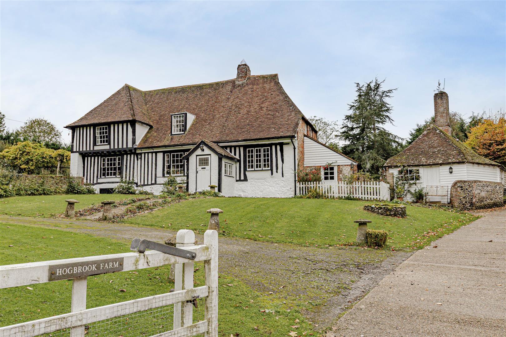 Detached House Photo 1