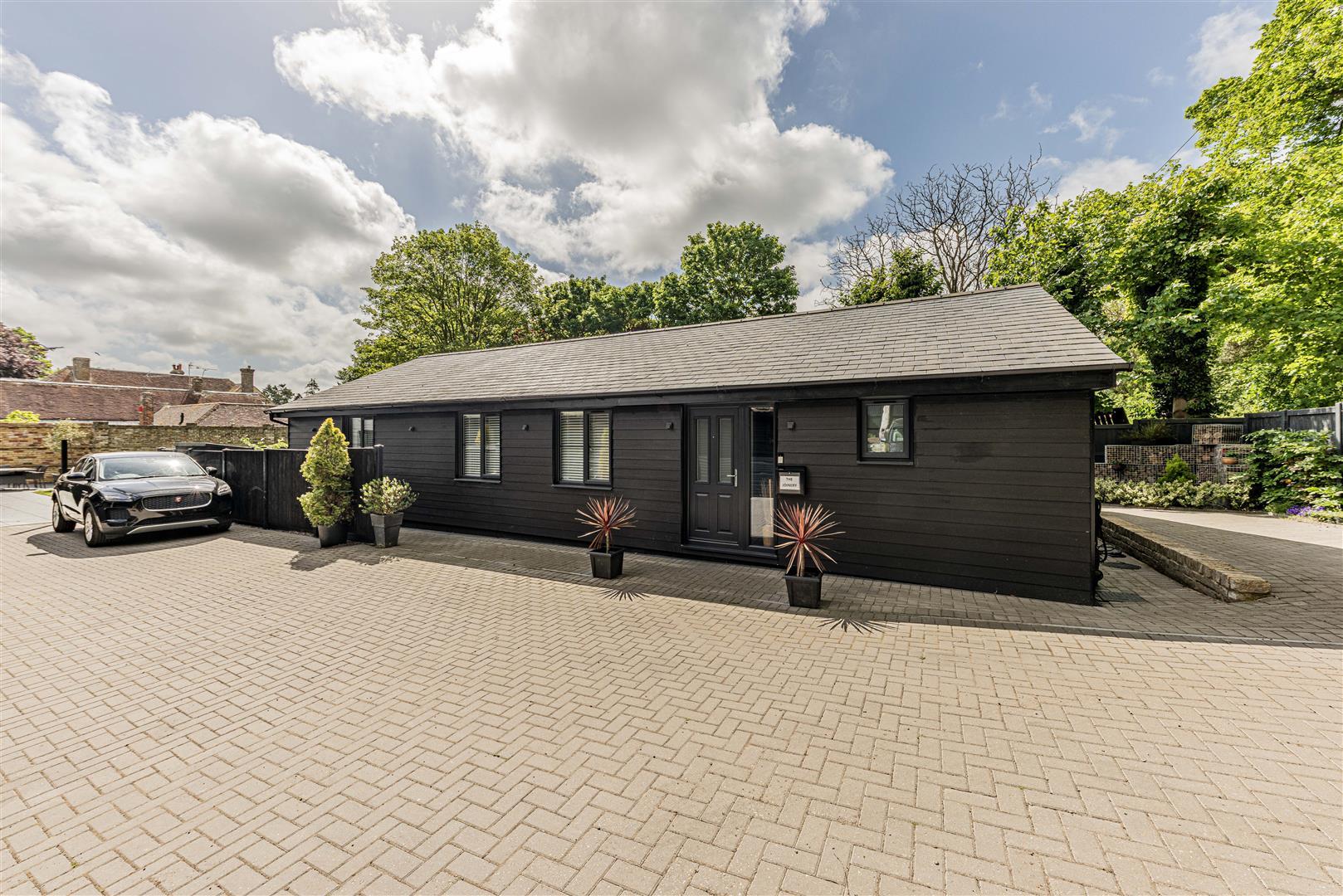 Detached Bungalow Photo 1