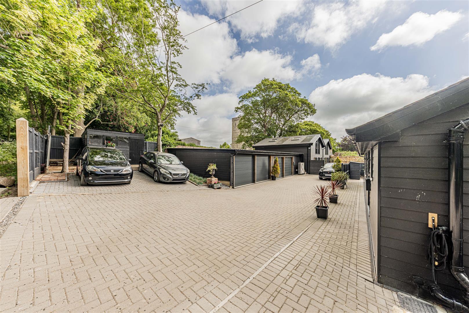 Detached Bungalow Photo 2