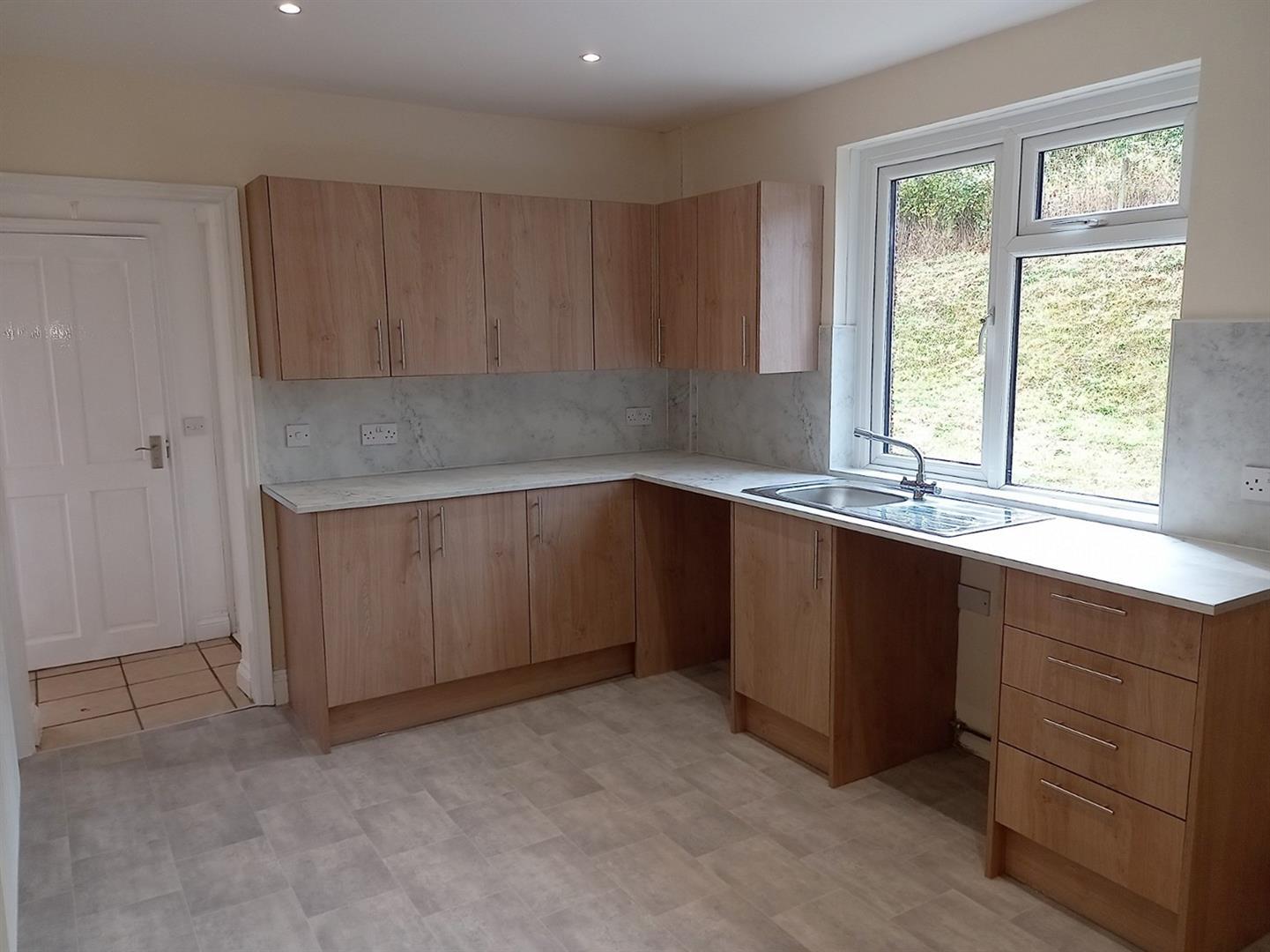 Semi-Detached House Photo 3