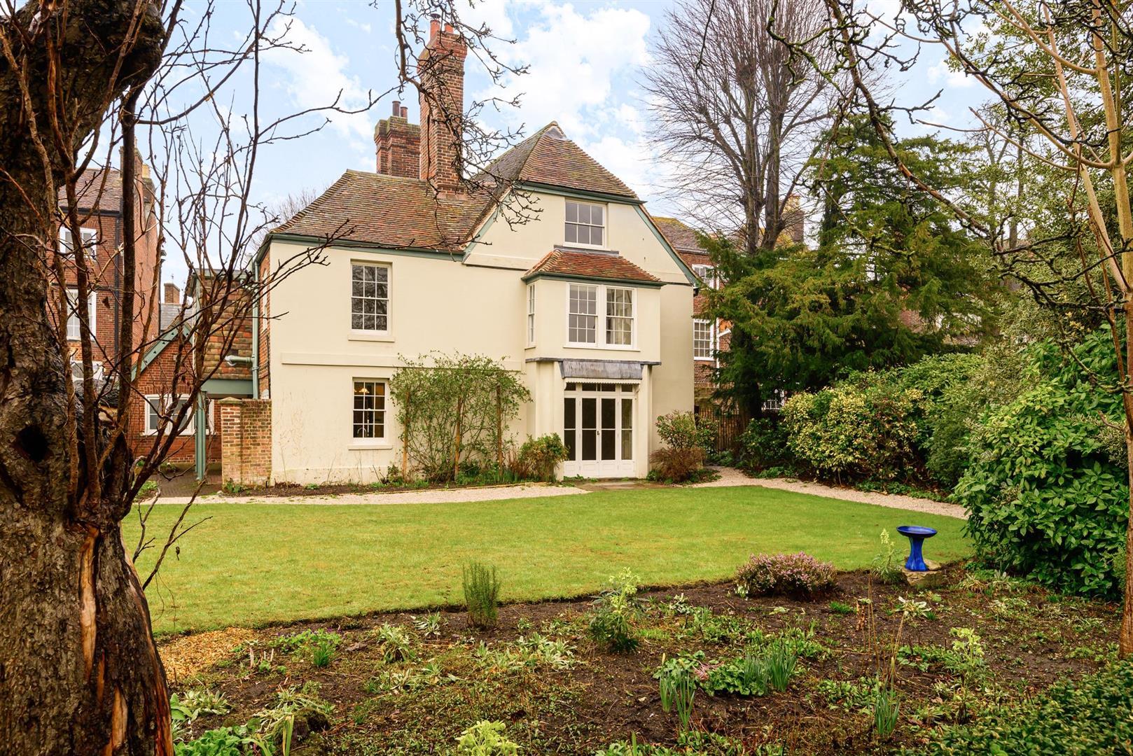 Detached House Main Photo